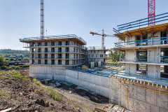 Začátek stavebních prací – sedm domů má společnou základnu, propojeny budou v prostoru podzemních podlaží. Převážná část suterénů bude sloužit pro parkování a jako sklepy, také se tu nachází technické zázemí.