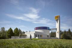 Zásadní roli v návrhu hrála symbolika – odráží se v podobě kruhového půdorysu, v duhovém zbarvení skla i v kresbách na fasádě. Tvar kruhu je podle architekta Štěpána tvarem plnosti, tečkou v prostoru sídliště, jeho duchovním úběžníkem.