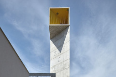 Na věži vysoké 31 metrů jsou řeckými písmeny ztvárněna slova fos a zoé, světlo a život. Motiv pochází z olověného křížku z devátého století, nalezeného v Sadech u Uherského Hradiště. Novostavba je tak spojena s počátky křesťanství na Moravě.