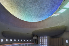 Vnitřní prostor je jednoduchý, soustředěný a usebraný