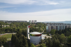 Kostel v kontextu sídliště Lesná