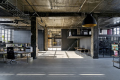 Autoři projektu se rozhodli zachovat industriální charakter budovy, proto ponechali betonové konstrukce nosných sloupů a stropů přiznané