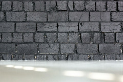 Původní zdivo doplňuje litá podlaha