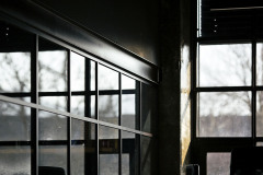 Nová ocelová okna mají pravidelné, téměř čtvercové členění