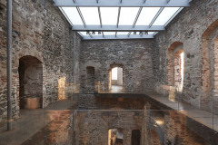 Požadavkem památkového ústavu bylo zastřešení zaatikovým způsobem. Proto byly nově vkládané střechy řešeny jako téměř ploché, vsazené mezi zdivo těsně pod jeho horní hranu