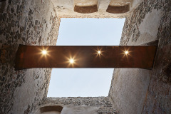 Lávky vynášejí ocelové příhradové konstrukce skryté v jejich zábradlí pod cortenovým opláštěním