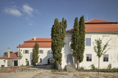 Areál bývalé továrny se skládá z objektů z různých dob a různých účelů. Ke každému z nich autoři proto přistupují jinak. Až bude dokončen, bude disponovat několika sály, velkou ubytovací kapacitou a kuchyní