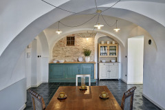 Při zařizování místností autoři využili starý nábytek