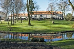 Budova sýpky se skládá ze tří částí, které mají různé datování. Tak, jak je objekt členěn, střídají se i střechy: sedlová, valbová a mansardová s horní valbou.