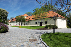 U rekonstrukce střechy byl složitý přechod bobrovky ze strmé střešní plochy na plochu vikýřů