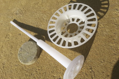 Prostorově tvarovaný přídavný široký talířek EJOT VT 2G a hmoždinka EJOT STR U 2G. Celá sestava je osazena v minerální izolaci s kolmým vláknem ISOVER NF 333