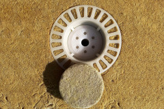 Prostorově tvarovaný přídavný široký talířek EJOT VT 2G a hmoždinka EJOT STR U 2G. Celá sestava je osazena v minerální izolaci s kolmým vláknem ISOVER NF 333