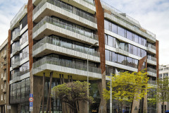 Výrazné a atraktivní nároží je vstřícné pro kolemjdoucí. V prvních dvou podlažích je hmota rohu objektu věnována prostoru ulice. Vystoupila o dvě patra výš a vysunula se nad přirozenou římsu. Vznikla tak nárožní věž