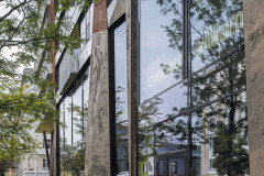 Ulice je rozšířena tak, aby před hlavními vstupy vznikl prostor