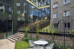 Fasáda domu a zahrádka ve vnitrobloku