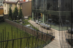 Fasáda domu a zahrádka ve vnitrobloku