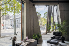 Interiéry showroomu se otevírají do ulice a do dvora