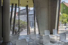 Interiéry showroomu se otevírají do ulice a do dvora