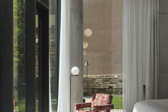 Interiéry showroomu se otevírají do ulice a do dvora