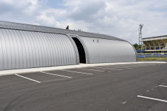 Krytá ledová plocha vznikla v bezprostředním kontaktu se sportovní halou a v blízkosti tréninkového fotbalového hřiště FK Teplice. Autor projektu zvolil architektonické řešení, které akcentuje provozní propojení obou objektů.