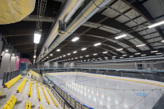 Prostor s kluzištěm je lehký a světlý, dřevěné vazníky, které nesou střechu, působí subtilně. Když se ale podíváte na jejich ukotvení, pochopíte, že ona subtilnost je dojmová.