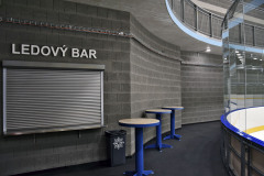 Interiéry z liaporových tvárnic dokonale odpovídají sportovnímu využití stavby