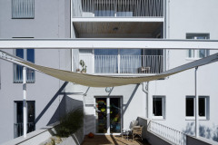 Potvrdilo se, že i malá rekonstrukce může být komplikovanější než novostavba. Architekti z atelieru ORA se maximálně snažili přizpůsobit charakteru stavby. Největším viditelným vstupem je kovová subtilní konstrukce ohraničující prostor teras, zaklíněná do stávajícího objemu.