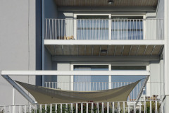 Nové zásahy nejsou kontrastní, vše splývá v jeden logický celek. Dřevěná paluba, velká okna, bílá plachta nad hlavou…