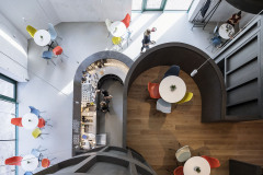 Z technické haly autoři projektu zachovali pouze vnější strukturu. Vložili do ní kontrastní tmavou vestavbu, hravou kompozici organických objemů v různých úrovních, rozdělující „bílou krabici“ na jednotlivé prostory a menší propojené místnosti.