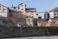 Renovace pivovaru proběhla konzervativním způsobem, v technické hale autoři uplatnili experimentální přístup, který přehodnocuje původní stavbu