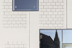 Technická hala se otevřela okolí a výhledům na kostel a město díky sestavě asymetrických oken, která jsou rozmístěna tak, aby podtrhla rozčlenění interiéru