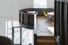 Proporce a rozmístění nových oken v technické hale záměrně nekorespondují s původním členěním fasády bez estetické či historické hodnoty