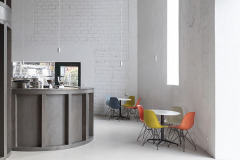 Proporce a rozmístění nových oken v technické hale záměrně nekorespondují s původním členěním fasády bez estetické či historické hodnoty