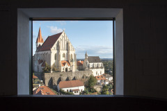 Zasklení otvorů je minimalistické tak, aby rámování profily nerušilo ve výhledech, přesně navržených pro jednotlivé prostory