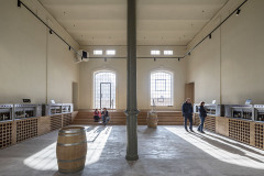 Oknům historické haly byla díky novým replikám navrácena jejich původní podoba a proporce