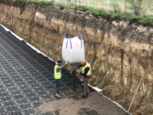 MEA_sypání filtračního substrátu Biocalith do vsakovací galerie